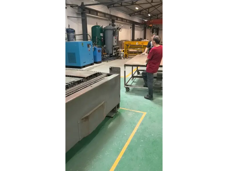 Idrifttagning av gasförsörjningssystem klar! Intern luftkompressor och kvävegenerator i kombination med RayTools laserskärhuvud – höjer skärkvaliteten för galvaniserad plåt